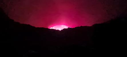 Il lago di lava sul fondo del cratere del vulcano Masaya 1