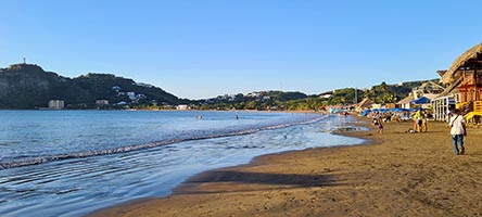 Spiaggia nord nel golfo di San Juan del Sur al tramonto