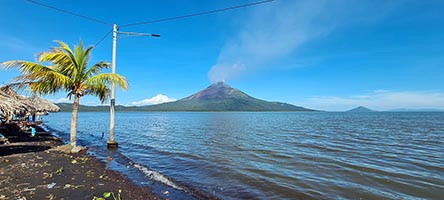 Spiaggia del lago di Xolotlan davanti al vulcano attivo Momotombo