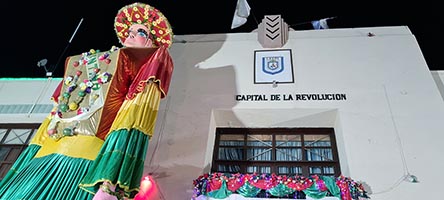Il municipio di Leon con la gigantona