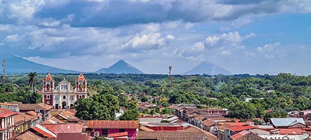 Chiesa del Calvario col Cerro Asososca e il vulcano Momotombo sullo sfondo