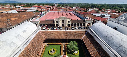 Il chiostro della cattedrale dal tetto della cattedrale di Leon