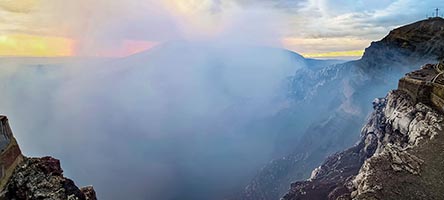 Sul bordo del cratere del vulcano Masaya