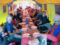 Tavolata nella tenda mensa al base