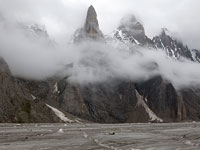 Montagne sul lato destro del Biafo