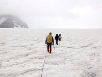 Gruppo in marcia sullo 'snow lake'