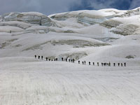 Portatori in salita verso l'Hispar La