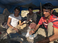 Portatori preparano il chapati
