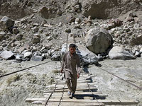 Ragazzino sul ponte sull'Hispar