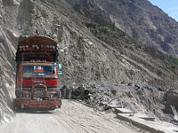 Frane e camion sulla KKH