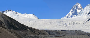 L'Hispar La, 5128 m, sullo sfondo la parete ovest dell'Ogre, Baintha Brakk