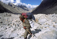 Portatore in marcia sul Baltoro