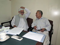 Aman Ashraf al al Club Alpino Pakistano assieme al presidente