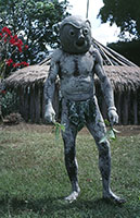 Mud man con maschera rituale