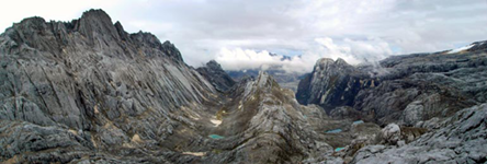 La valle della Piramide Carstensz vista da est verso ovest