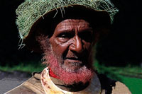 Anziano con la barba colorata