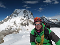 Giuseppe in vetta all'Ishinca