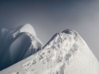 La cresta sommitale dell'Alpamayo vista dalla vetta