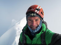 Giuseppe in vetta all'Alpamayo in autoscatto