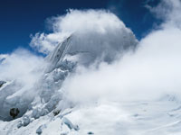 L'Alpamayo tra le nubi