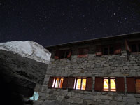 Il Rif. Huascaran di notte