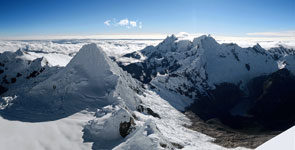 Panorama sull'Alpamayo dalla vetta del Quitaraju