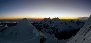 Panorama sull'Alpamayo all'alba salendo il Quitaraju