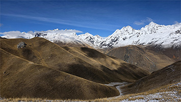 Cordillera di Vilcabamba con al centro il passo innevato di Huayanay