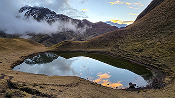 Laguna al tramonto dopo il passo di Huayanay