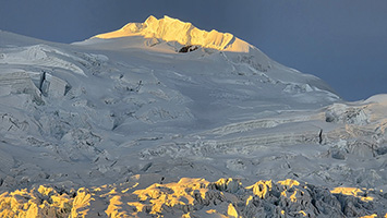 Cresta sommitale dell'Ausangate al tramonto