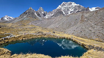 Azulcocha col riflesso dell'Ausangate