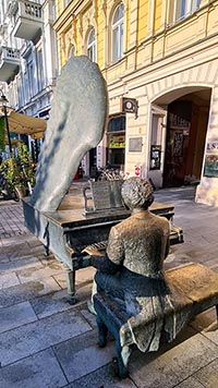 Statua in bronzo dedicata a Rubinstein in via Piotrkowska a Lodz