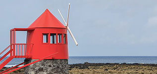 Dettaglio del mulino sul lungomare a Lajes Do Pico