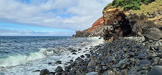 Spiaggia di sasso a Ribeira dos Caldeirões