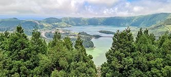 Le lagune verde e Azul dal miradouro Vista do Rei