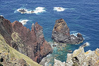 Falesia e faraglioni a punta dos Rosais a São Jorge