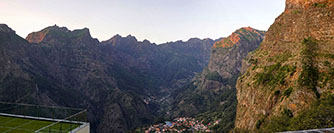 Vista al tramonto sul villaggio di Curral das Freiras