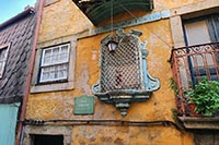 Facciata di casa antica nel quartiere Ribera a Porto