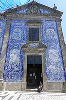 La facciata di azulejos della Capela das Almas