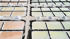 Vasche di decantazione multicolori presso le saline di Fuencaliente