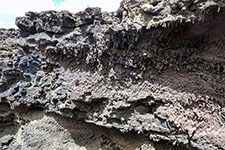 Parete solidificata di un fiume di lava a Timanfaya