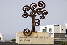Monumento al Nobel per la letteratura José Saramago a Tias 
