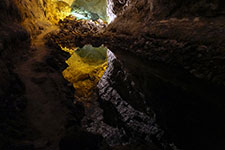 Gioco di riflessi sull'acqua nella cueva de los verdes