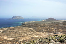 Isole di Montaña Clara e Alegranza dalla cima della Montaña del Mojón a La Graciosa