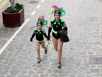 Madre e figlia in costume ad Agulo