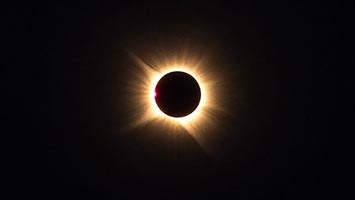 Facole e corona solare compaiono sul bordo lunare