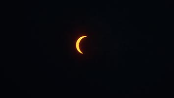 La falce di sole progressivamente scompare