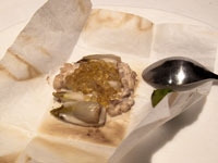 Indivia con latte di mandorle, noci fresche, sferule di olio di noci ed eucalipto
