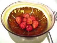 Consommé di lepre con fragoline di bosco al pepe