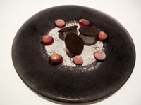 Yoghurt con croccante e capsule gelate di fragola